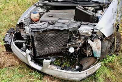 Verkehrsunfall auf S222: Kollision zwischen Dacia und Seat - Die Fahrzeuge mussten abgeschleppt werden. Foto: Niko Mutschmann