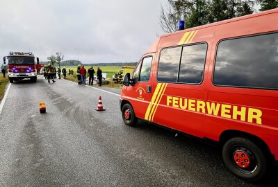 Verkehrsunfall auf S222: Kollision zwischen Dacia und Seat - Die Einsatzkräfte der Feuerwehr sicherten die Unfallstelle, klemmten die Batterien ab und stellten den Brandschutz sicher. Foto: Niko Mutschmann