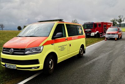 Verkehrsunfall auf S222: Kollision zwischen Dacia und Seat - Die Straße musste eine Stunde voll gesperrt werden. Foto: Niko Mutschmann