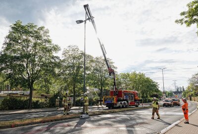 Verkehrsunfall: Auto schleudert gegen Lampenmast -  Zwischen der Tornaer Straße und der Marie-Wittich-Straße kollidierte ein PKW Mercedes-Benz mit einem PKW Audi. Foto: Roland Halkasch