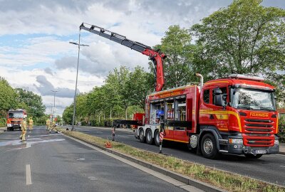 Verkehrsunfall: Auto schleudert gegen Lampenmast - Zwischen der Tornaer Straße und der Marie-Wittich-Straße kollidierte ein PKW Mercedes-Benz mit einem PKW Audi. Foto: Roland Halkasch