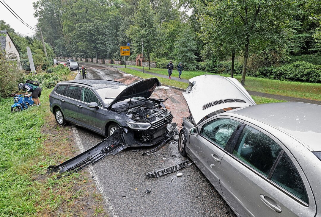 Verkehrsunfall durch Starkregen: B180 voll gesperrt - Am Dienstagmorgen kam es gegen 8 Uhr zu einem Verkehrsunfall auf der B180 bei Waldenburg. Foto: Andreas Kretschel