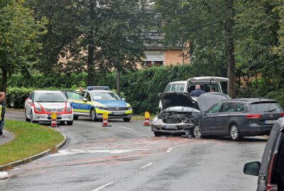 Verkehrsunfall durch Starkregen: B180 voll gesperrt - Am Dienstagmorgen kam es gegen 8 Uhr zu einem Verkehrsunfall auf der B180 bei Waldenburg. Foto: Andreas Kretschel