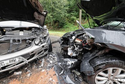 Verkehrsunfall durch Starkregen: B180 voll gesperrt - Am Dienstagmorgen kam es gegen 8 Uhr zu einem Verkehrsunfall auf der B180 bei Waldenburg. Foto: Andreas Kretschel