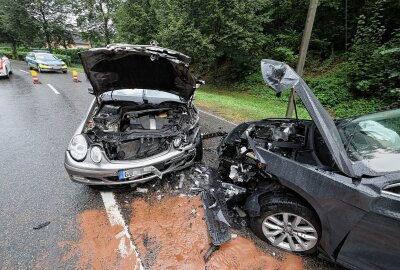 Verkehrsunfall durch Starkregen: B180 voll gesperrt - Aufgrund des starken Regens kam der Mercedes-Fahrer von der Fahrspur ab und stieß frontal mit dem Gegenverkehr zusammen. Foto: Andreas Kretschel