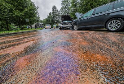 Verkehrsunfall durch Starkregen: B180 voll gesperrt - Durch den heftigen Aufprall ist viel Öl ausgelaufen. Es musste eine Spezialfirma zur Reinigung der Bundesstraße angefordert werden. Foto: Andreas Kretschel