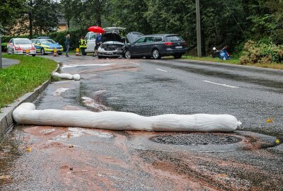 Verkehrsunfall durch Starkregen: B180 voll gesperrt - Durch den heftigen Aufprall ist viel Öl ausgelaufen. Es musste eine Spezialfirma zur Reinigung der Bundesstraße angefordert werden. Foto: Andreas Kretschel