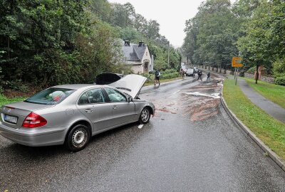 Verkehrsunfall durch Starkregen: B180 voll gesperrt - Aufgrund des starken Regens kam der Mercedes-Fahrer von der Fahrspur ab und stieß frontal mit dem Gegenverkehr zusammen. Foto: Andreas Kretschel