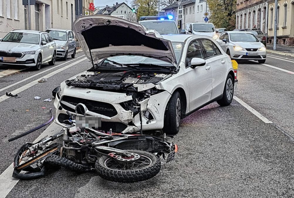 Verkehrsunfall in Chemnitz: Motorradfahrer wird bei Kollision schwerverletzt - Der PKW Mercedes kam aus einer Einfahrt und wollte auf die Frankenberger Straße nach links abbiegen und hat dabei den Motorradfahrer übersehen. Foto: Harry Härtel