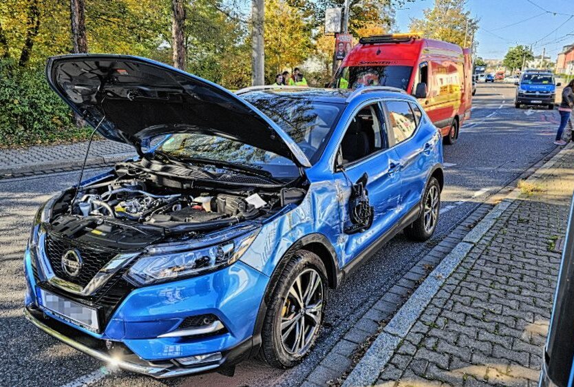 Verkehrsunfall in Chemnitz: PKW kippt auf Straßenbahnschiene - Am Mittag kam es zu einem Unfall in Chemnitz. Foto: Harry Härtel