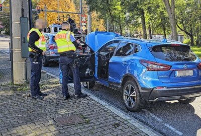 Verkehrsunfall in Chemnitz: PKW kippt auf Straßenbahnschiene - Am Mittag kam es zu einem Unfall in Chemnitz. Foto: Harry Härtel