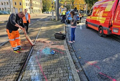 Verkehrsunfall in Chemnitz: PKW kippt auf Straßenbahnschiene - Am Mittag kam es zu einem Unfall in Chemnitz. Foto: Harry Härtel