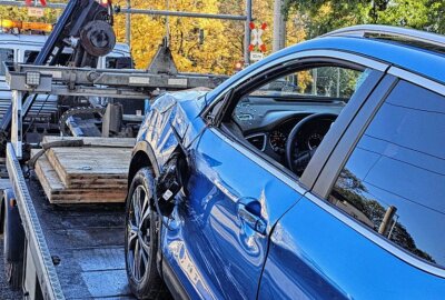 Verkehrsunfall in Chemnitz: PKW kippt auf Straßenbahnschiene - Am Mittag kam es zu einem Unfall in Chemnitz. Foto: Harry Härtel