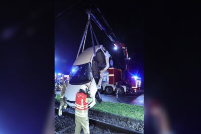 Verkehrsunfall in Dresden: Fiat Panda kollidiert mit Straßenbahn - 50.000 Euro Schaden bei Kollision in der Gleisanlage. Foto: Roland Halkasch