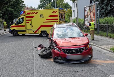 Verkehrsunfall in Dresden-Niedersedlitz: Buslinien umgeleitet - An beiden Fahrzeugen entstand ein Totalschaden. Foto: Roland Halkasch