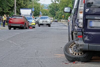 Verkehrsunfall in Dresden-Niedersedlitz: Buslinien umgeleitet - An beiden Fahrzeugen entstand ein Totalschaden. Foto: Roland Halkasch