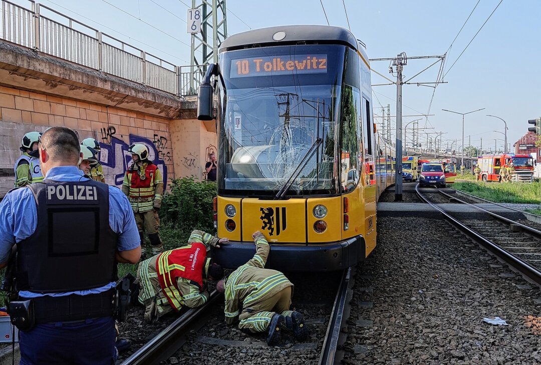 Verkehrsunfall in Dresden: Radfahrer unter Straßenbahn eingeklemmt - Ein Radfahrer wurde in Dresden durch eine Bahn erfasst. Foto: Roland Halkasch