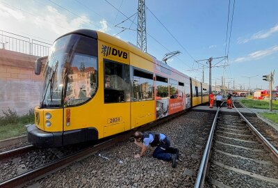 Verkehrsunfall in Dresden: Radfahrer unter Straßenbahn eingeklemmt - Ein Radfahrer wurde in Dresden durch eine Bahn erfasst. Foto: Roland Halkasch