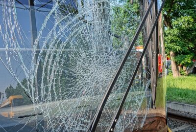 Verkehrsunfall in Dresden: Radfahrer unter Straßenbahn eingeklemmt - Ein Radfahrer wurde in Dresden durch eine Bahn erfasst. Foto: Roland Halkasch