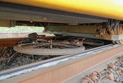 Verkehrsunfall in Dresden: Radfahrer unter Straßenbahn eingeklemmt - Ein Radfahrer wurde in Dresden durch eine Bahn erfasst. Foto: Roland Halkasch