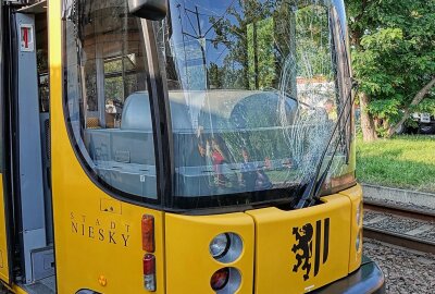 Verkehrsunfall in Dresden: Radfahrer unter Straßenbahn eingeklemmt - Ein Radfahrer wurde in Dresden durch eine Bahn erfasst. Foto: Roland Halkasch