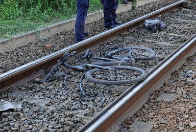 Verkehrsunfall in Dresden: Radfahrer unter Straßenbahn eingeklemmt - Ein Radfahrer wurde in Dresden durch eine Bahn erfasst. Foto: Roland Halkasch