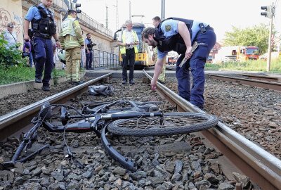 Verkehrsunfall in Dresden: Radfahrer unter Straßenbahn eingeklemmt - Ein Radfahrer wurde in Dresden durch eine Bahn erfasst. Foto: Roland Halkasch