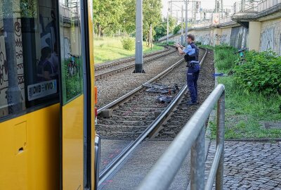 Verkehrsunfall in Dresden: Radfahrer unter Straßenbahn eingeklemmt - Ein Radfahrer wurde in Dresden durch eine Bahn erfasst. Foto: Roland Halkasch