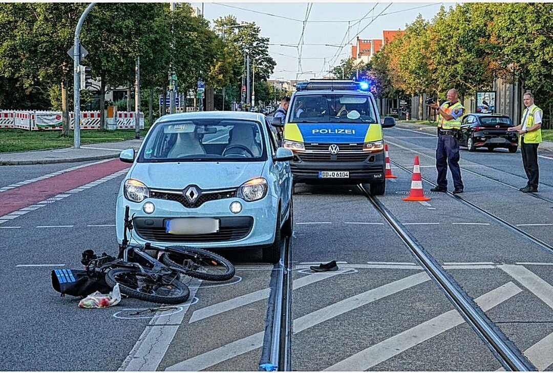 Verkehrsunfall in Dresden: Radfahrerin kollidiert mit PKW und wird schwer verletzt - Die Polizei ermittelt zur Unfallursache. Foto: Roland Halkasch