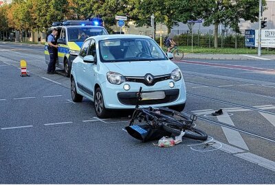 Verkehrsunfall in Dresden: Radfahrerin kollidiert mit PKW und wird schwer verletzt - Die Polizei ermittelt zur Unfallursache. Foto: Roland Halkasch