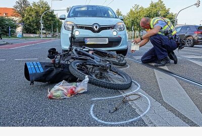 Verkehrsunfall in Dresden: Radfahrerin kollidiert mit PKW und wird schwer verletzt - Die Polizei ermittelt zur Unfallursache. Foto: Roland Halkasch