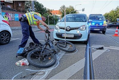 Verkehrsunfall in Dresden: Radfahrerin kollidiert mit PKW und wird schwer verletzt - Die Polizei ermittelt zur Unfallursache. Foto: Roland Halkasch