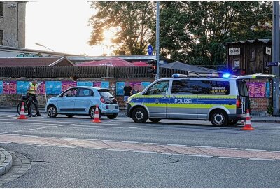 Verkehrsunfall in Dresden: Radfahrerin kollidiert mit PKW und wird schwer verletzt - Die Polizei ermittelt zur Unfallursache. Foto: Roland Halkasch