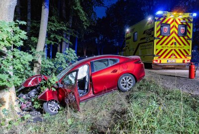 Verkehrsunfall in Freiberg: Fahrer verletzt sich schwer - Frontalzusammenstoß mit Baum: Fahrer schwer verletzt. Foto: Marcel Schlenkrich