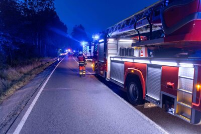 Verkehrsunfall in Freiberg: Fahrer verletzt sich schwer - Frontalzusammenstoß mit Baum: Fahrer schwer verletzt. Foto: Marcel Schlenkrich