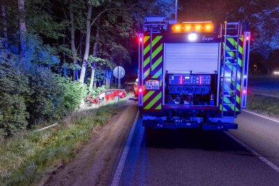 Verkehrsunfall in Freiberg: Fahrer verletzt sich schwer - Frontalzusammenstoß mit Baum: Fahrer schwer verletzt. Foto: Marcel Schlenkrich