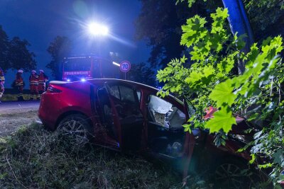 Verkehrsunfall in Freiberg: Fahrer verletzt sich schwer - Frontalzusammenstoß mit Baum: Fahrer schwer verletzt. Foto: Marcel Schlenkrich