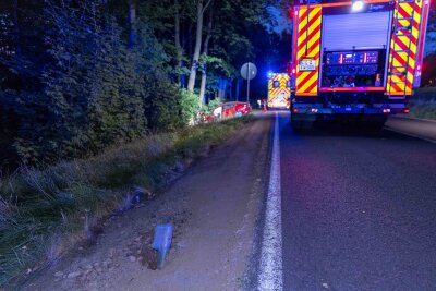 Verkehrsunfall in Freiberg: Fahrer verletzt sich schwer - Frontalzusammenstoß mit Baum: Fahrer schwer verletzt. Foto: Marcel Schlenkrich