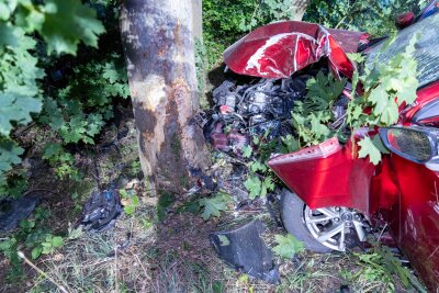 Verkehrsunfall in Freiberg: Fahrer verletzt sich schwer - Frontalzusammenstoß mit Baum: Fahrer schwer verletzt. Foto: Marcel Schlenkrich