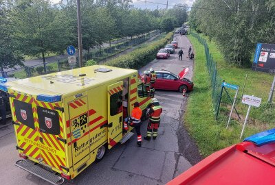 Verkehrsunfall in Freiberg: Mercedes-Sprinter verursacht Frontalzusammenstoß - Ein PKW und ein Sprinter kollidierten in einer Linkskurve. Foto: Marcel Schlenkrich