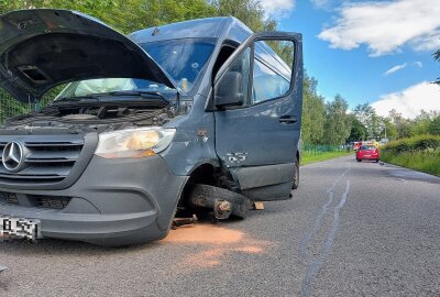 Verkehrsunfall in Freiberg: Mercedes-Sprinter verursacht Frontalzusammenstoß - Ein PKW und ein Sprinter kollidierten in einer Linkskurve. Foto: Marcel Schlenkrich