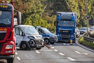 Verkehrsunfall in Plauen: Kleintransporter prallt auf LKW - Am Montagmorgen kam es zu einem Auffahrunfall auf der Dresdner Straße in Plauen. Foto: Igor Pastierovic