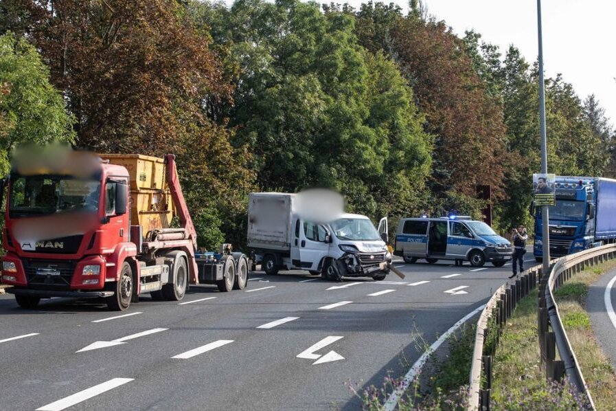 Verkehrsunfall in Plauen: Kleintransporter prallt auf LKW - Am Montagmorgen kam es zu einem Auffahrunfall auf der Dresdner Straße in Plauen. Foto: Igor Pastierovic