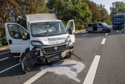 Verkehrsunfall in Plauen: Kleintransporter prallt auf LKW - Am Montagmorgen kam es zu einem Auffahrunfall auf der Dresdner Straße in Plauen. Foto: Igor Pastierovic