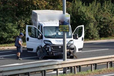 Verkehrsunfall in Plauen: Kleintransporter prallt auf LKW - Am Montagmorgen kam es zu einem Auffahrunfall auf der Dresdner Straße in Plauen. Foto: Igor Pastierovic