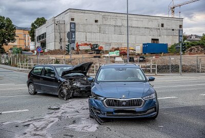 Verkehrsunfall in Plauen: VW Polo und Skoda Octavia kollidieren - Kollision in Plauen: VW Polo und Skoda Octavia stoßen auf Kreuzung zusammen. Foto: Igor Pastierovic