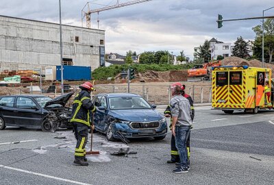 Verkehrsunfall in Plauen: VW Polo und Skoda Octavia kollidieren - Kollision in Plauen: VW Polo und Skoda Octavia stoßen auf Kreuzung zusammen. Foto: Igor Pastierovic