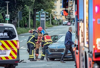 Verkehrsunfall in Plauen: VW Polo und Skoda Octavia kollidieren - Kollision in Plauen: VW Polo und Skoda Octavia stoßen auf Kreuzung zusammen. Foto: Igor Pastierovic