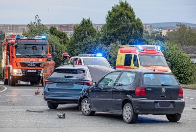 Verkehrsunfall in Plauen: VW Polo und Skoda Octavia kollidieren - Kollision in Plauen: VW Polo und Skoda Octavia stoßen auf Kreuzung zusammen. Foto: Igor Pastierovic