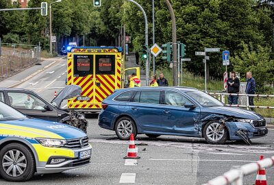 Verkehrsunfall in Plauen: VW Polo und Skoda Octavia kollidieren - Kollision in Plauen: VW Polo und Skoda Octavia stoßen auf Kreuzung zusammen. Foto: Igor Pastierovic